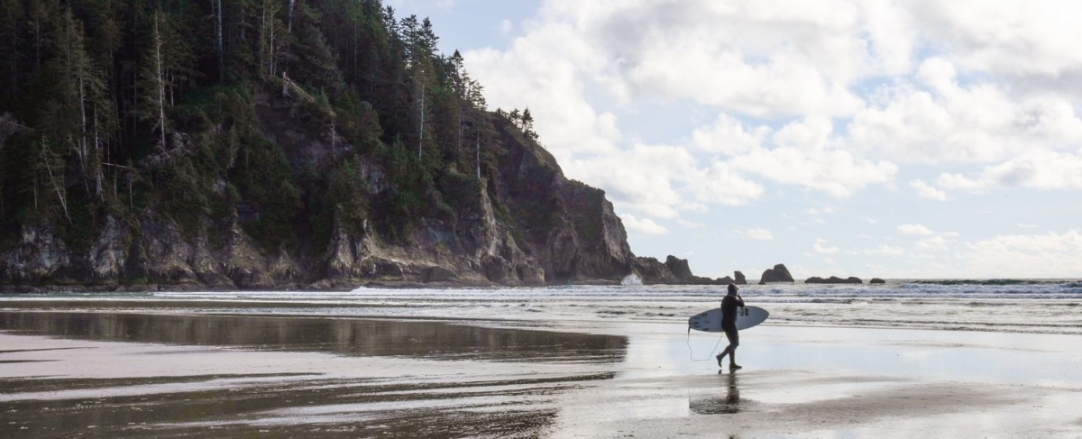 Surfer walking out to the water.